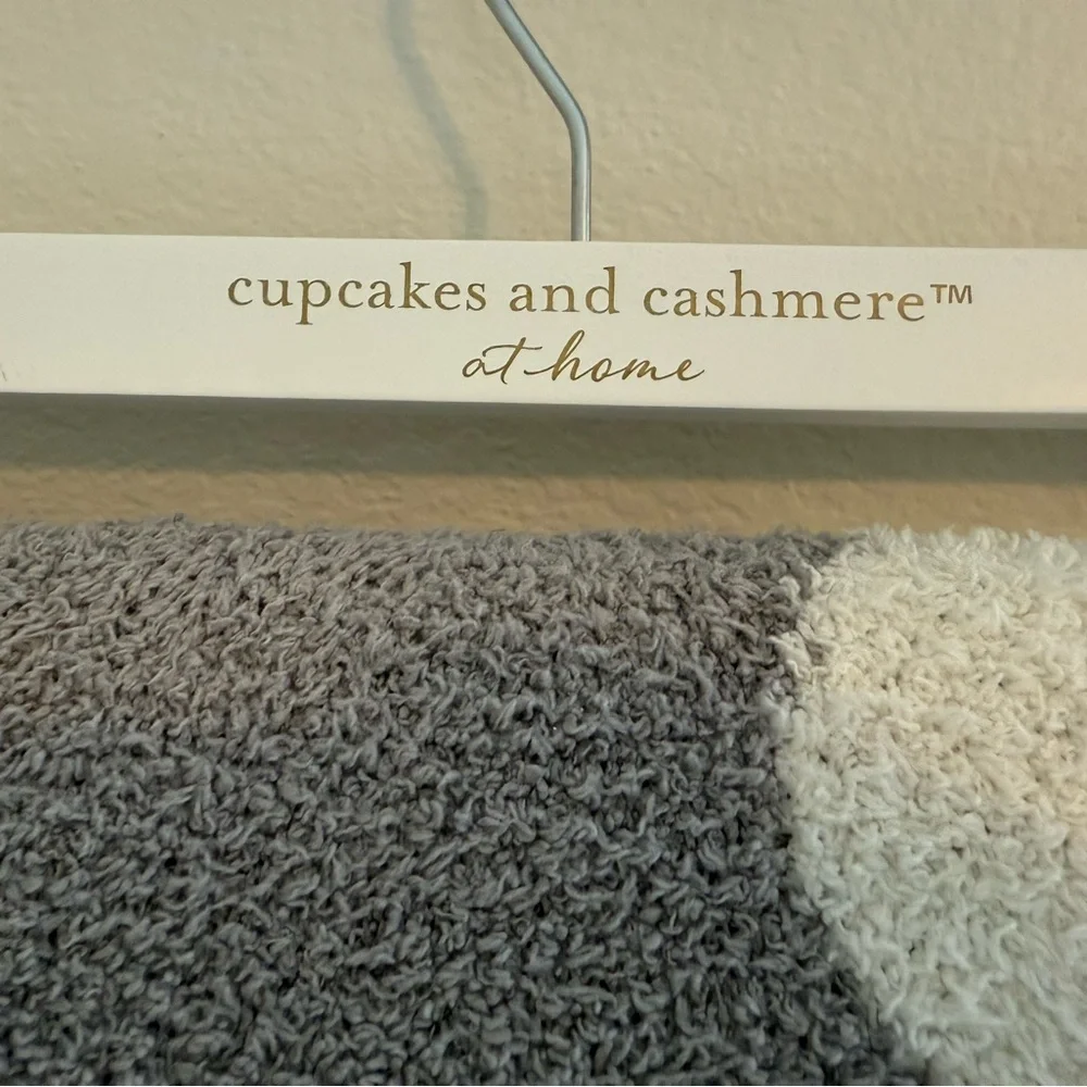 Oversized cupcakes & cashmere Gray and White Holiday Blanket NWT